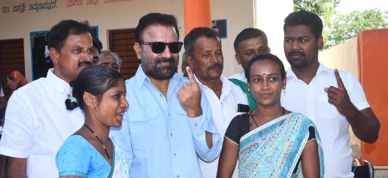 श्रम मंत्री ने किया मताधिकार का प्रयोग