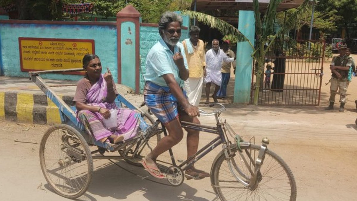 बुजुर्ग दंपत्ति साइकिल रिक्शा चलाकर मतदान करने पहुंचे