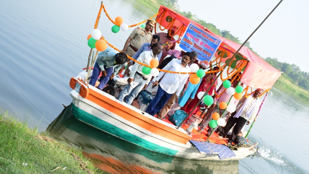 ದೋಣಿಯಲ್ಲಿ ಮತಗಟ್ಟೆಗೆ ಹೊರಟ ಸಿಬ್ಬಂದಿ