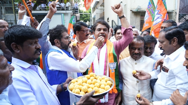 ಬೆಂಗಳೂರಿನಲ್ಲಿ ಆರ್.ಅಶೋಕ್ ಸಿಹಿ ಹಂಚಿ ಸಂಭ್ರಮ