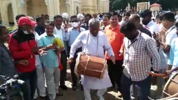 ಮೆರವಣಿಗೆಯಲ್ಲಿ ಡೋಲು ಬಾರಿಸುತ್ತಾ ಕುಣಿದ ಸಚಿವ ಸೋಮಶೇಖರ್