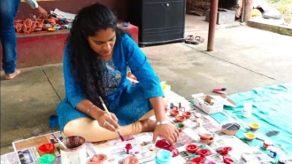 ಉಡುಪಿ: ಹಣತೆಗಳಿಗೆ ಬಣ್ಣ ನೀಡಿ ಜೀವನದ ದಾರಿ ಹುಡುಕಿದ ವಿದ್ಯಾರ್ಥಿನಿ