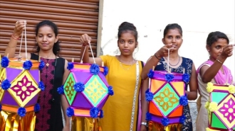 ಸಾಂಪ್ರದಾಯಿಕ ಗೂಡುದೀಪ ತಯಾರಿಸಿ ಚೀನಿ ವಸ್ತುಗಳಿಗೆ ಸೆಡ್ಡು ಹೊಡೆದ ಉಡುಪಿ ಯುವತಿಯರ ತಂಡ