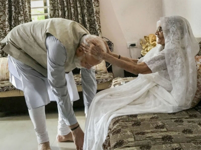 Narendra Modis mother Heera Ben casted her vote
