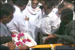 SM Krishna in a happy mood while inaugurating the flyover