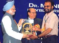 Abdul Rasheed receiving the award from Dr. Manmohan Singh