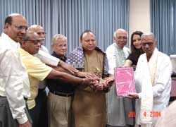 Music Maestro R. K. Srikhantan flanked by Senior Sankethees