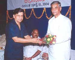 MPs receiving flowers from Delhi Kannada Sangha