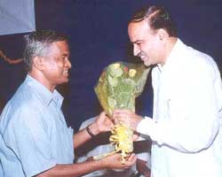MPs receiving flowers from Delhi Kannada Sangha