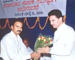 MPs receiving flowers from Delhi Kannada Sangha