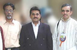 ThatsKannada editor Sham, VK editor Vishweshwar Bhat with Srivathsa Joshi of Vichitranna