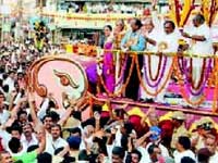 Sahitya Prarishath President Champa, Poet Nisar Ahmed and other in the procession