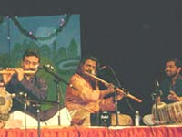 Bansuri bajaye koyee